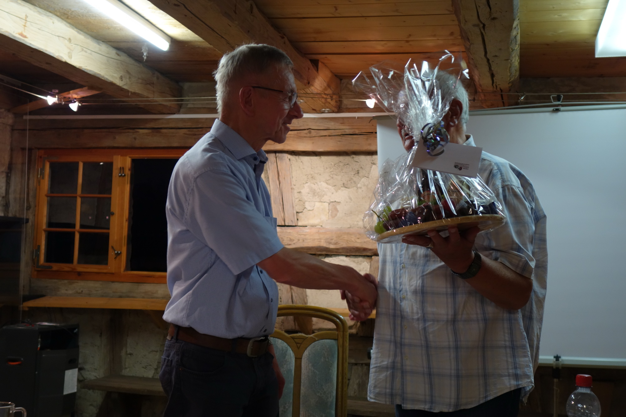 Bernd Fuchs bedankt sich bei Dr. Wieland