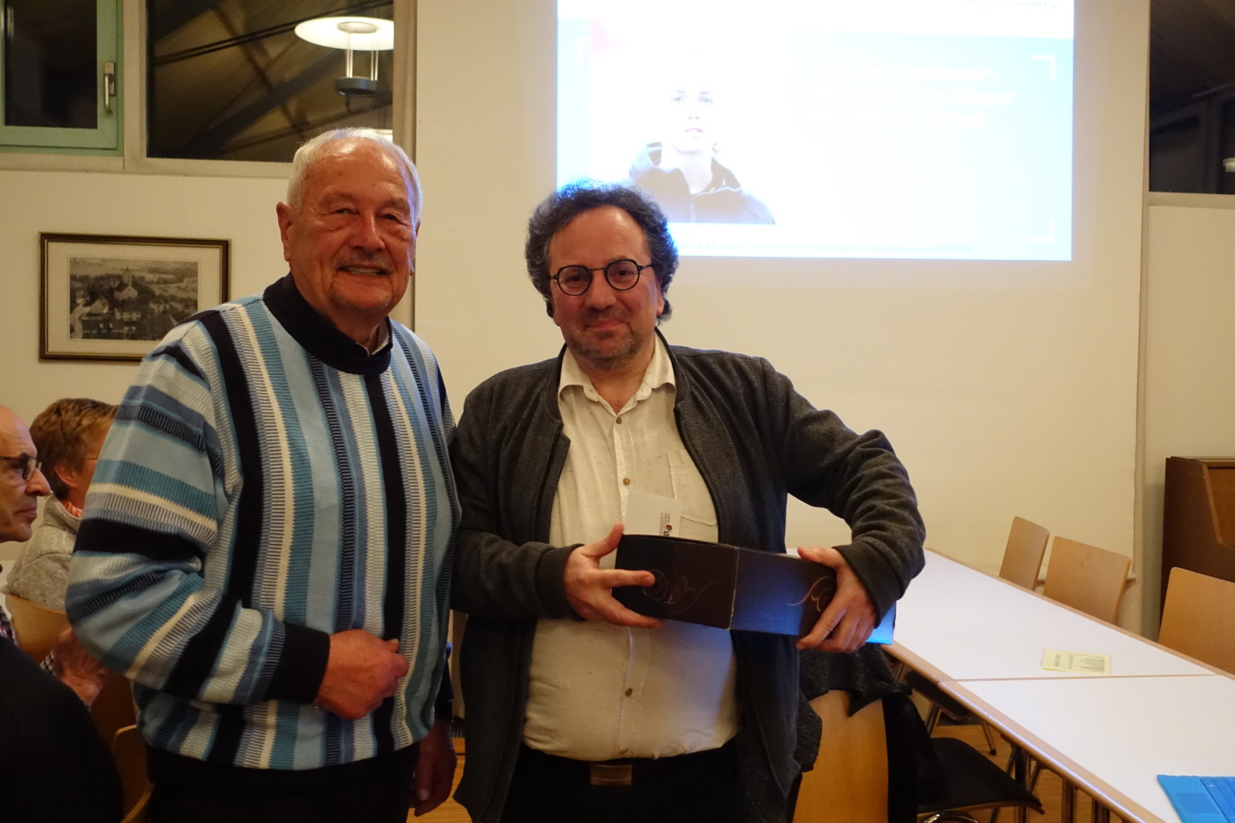 Bernd Fuchs bedankt sich bei Jürgen Oellers