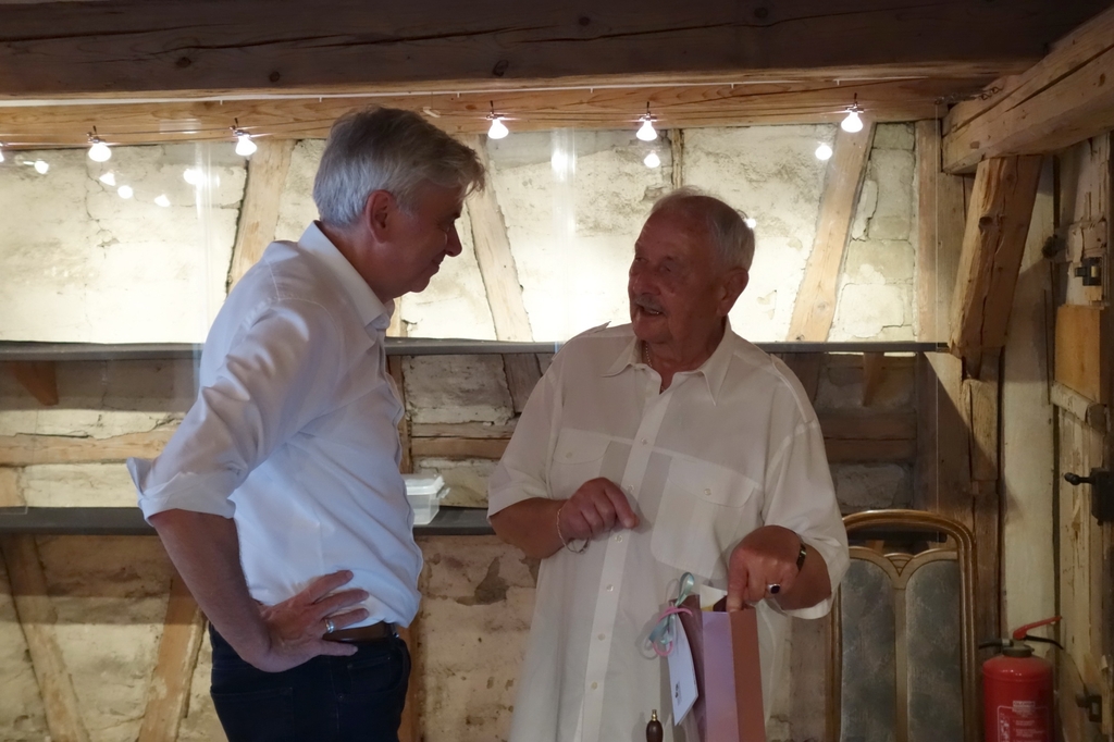 Bernd Fuchs bedankt sich mit einem Geschenk