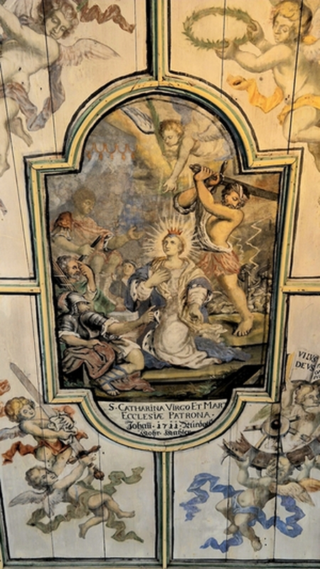 Fresken der Holzdecke